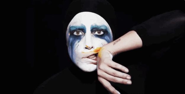 lady_gaga_applause_wtf_04.gif