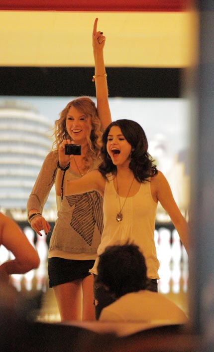 9263642_taylor_gomez_bowling_05_wen.jpg
