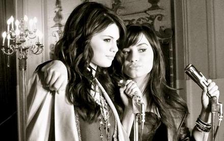 selena_hatarozottan_demi_mellett_allok_11061243.jpg
