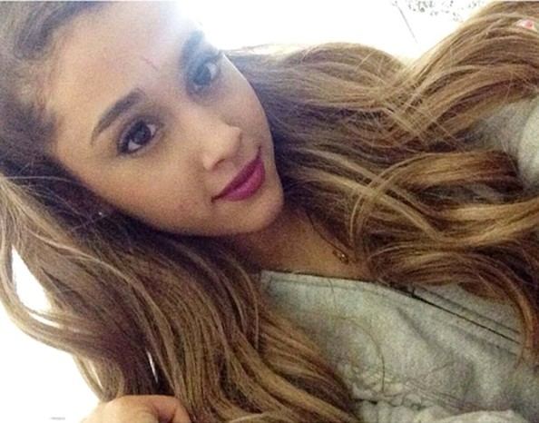 Ariana_Grande_Celebrity_Social_Media_Pics_R1Qdy7MThPul_1_.jpg